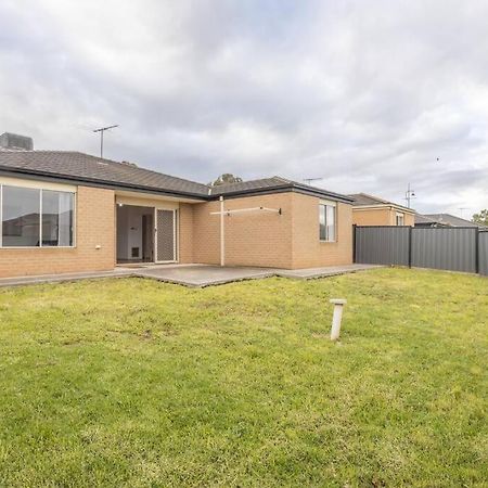 Relaxing Family Home In The Heart Of Tarneit Exterior photo