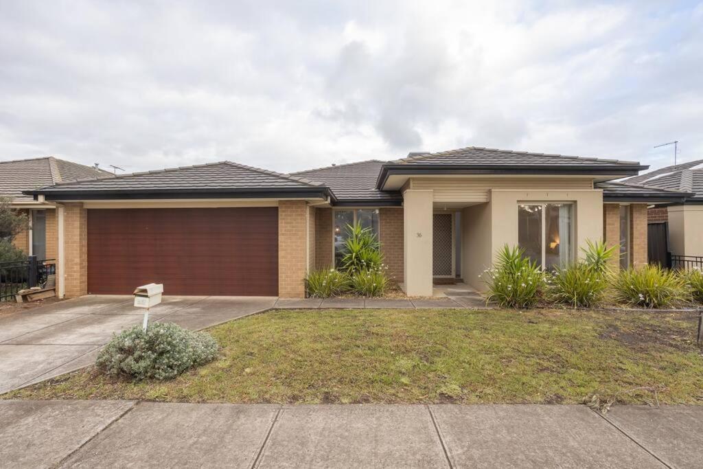 Relaxing Family Home In The Heart Of Tarneit Exterior photo