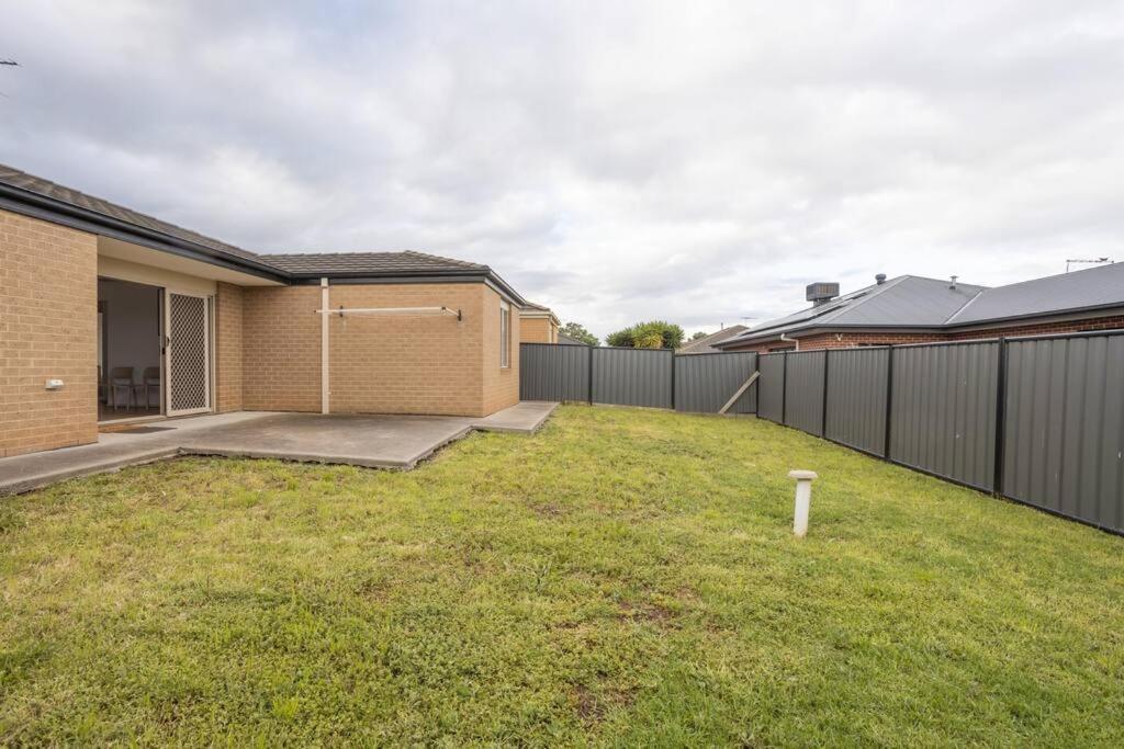 Relaxing Family Home In The Heart Of Tarneit Exterior photo