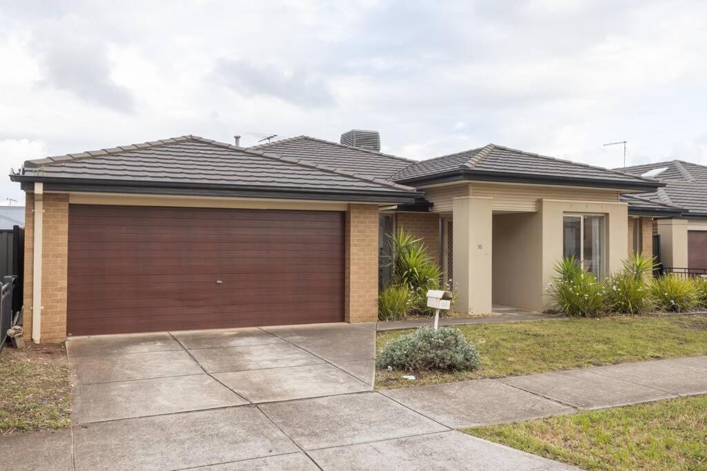 Relaxing Family Home In The Heart Of Tarneit Exterior photo